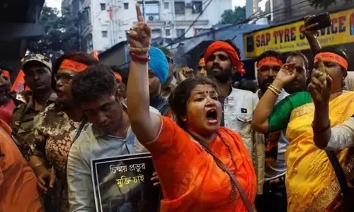 बांग्लादेश में हिंदुओं पर अत्याचार, सड़कों पर उतर पड़े लोग, Bangladesh में भारतीय उच्चायुक्त तलब किए गए