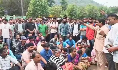 Andhra Pradesh : मृतक चालक के परिवार को न्याय दिलाने की मांग को लेकर मजदूरों ने किया प्रदर्शन Andhra Pradesh : मृतक चालक के परिवार को न्याय दिलाने की मांग को लेकर मजदूरों ने किया प्रदर्शन