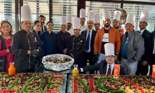 Jammu: होटल के सी रेजीडेंसी में केक मिक्सिंग समारोह शुरू