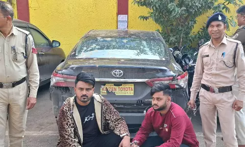 VIP रोड से लग्जरी कार की चोरी, टिकरापारा के 2 युवक गिरफ्तार