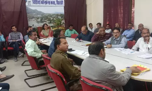 Sirohi: जिला कलेक्टर की अध्यक्षता में साप्ताहिक समीक्षा बैठक आयोजित
