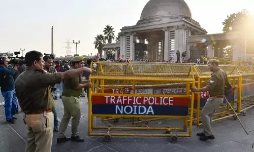 Noida: प्रदर्शन कर रहे 150 से अधिक किसानों को पुलिस ने हिरासत में लिया Noida: प्रदर्शन कर रहे 150 से अधिक किसानों को पुलिस ने हिरासत में लिया