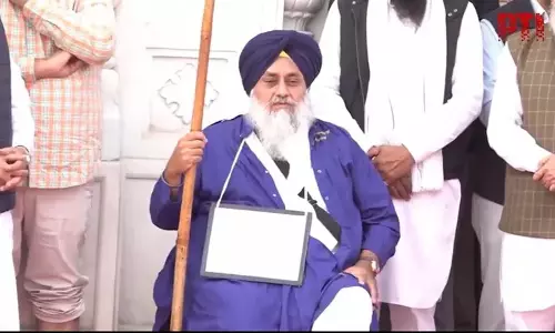 Sukhbir Singh Badal ने व्हीलचेयर पर बैठकर स्वर्ण मंदिर में प्रायश्चित शुरू किया