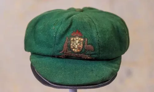 Don Bradman की प्रतिष्ठित बैगी ग्रीन नीलामी में 2.63 करोड़ रुपये में बिकी Don Bradman की प्रतिष्ठित बैगी ग्रीन नीलामी में 2.63 करोड़ रुपये में बिकी