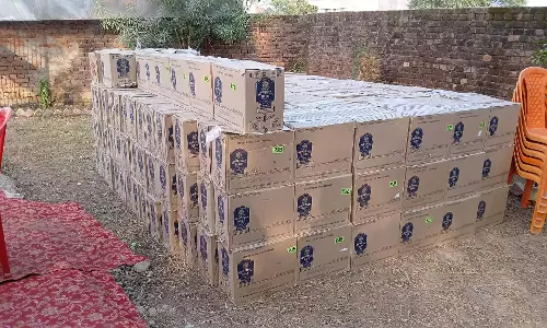 BREAKING: एक करोड़ की अवैध शराब जब्त, पुलिस ने की बड़ी कार्रवाई BREAKING: एक करोड़ की अवैध शराब जब्त, पुलिस ने की बड़ी कार्रवाई