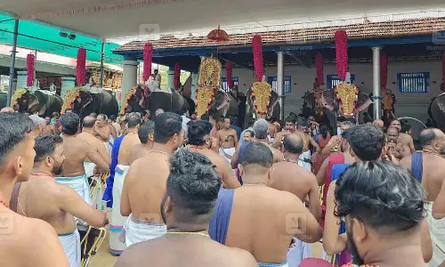 Poornathreesa Temple : हाथियों की परेड के दौरान नियमों का उल्लंघन, अधिकारियों पर केस दर्ज