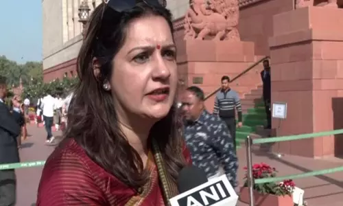 प्रियंका चतुर्वेदी ने CM चेहरे पर देरी को लेकर महायुति की आलोचना की