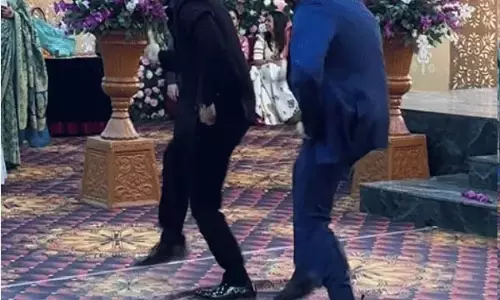 Viral vide : दुल्हन के भाइयों ने तौबा तौबा पर गाने पर किया धमाकेदार डांस Viral vide : दुल्हन के भाइयों ने तौबा तौबा पर गाने पर किया धमाकेदार डांस