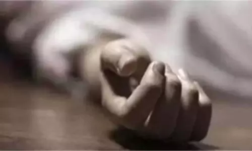 Visakhapatnam में दंपत्ति ने इमारत की तीसरी मंजिल से कूदकर जान दे दी Visakhapatnam में दंपत्ति ने इमारत की तीसरी मंजिल से कूदकर जान दे दी