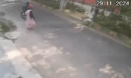 Viral video : बाइकर्स ने महिला का पर्स छीनने के बाद सड़क पर घसीटा
