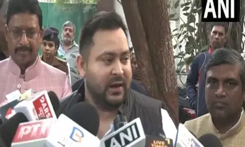 नीतीश कुमार की महिला संवाद यात्रा पर बोले Tejashwi, CM का चेहरा आगे कर लोग बिहार का खजाना लूट रहे नीतीश कुमार की महिला संवाद यात्रा पर बोले Tejashwi, CM का चेहरा आगे कर लोग बिहार का खजाना लूट रहे