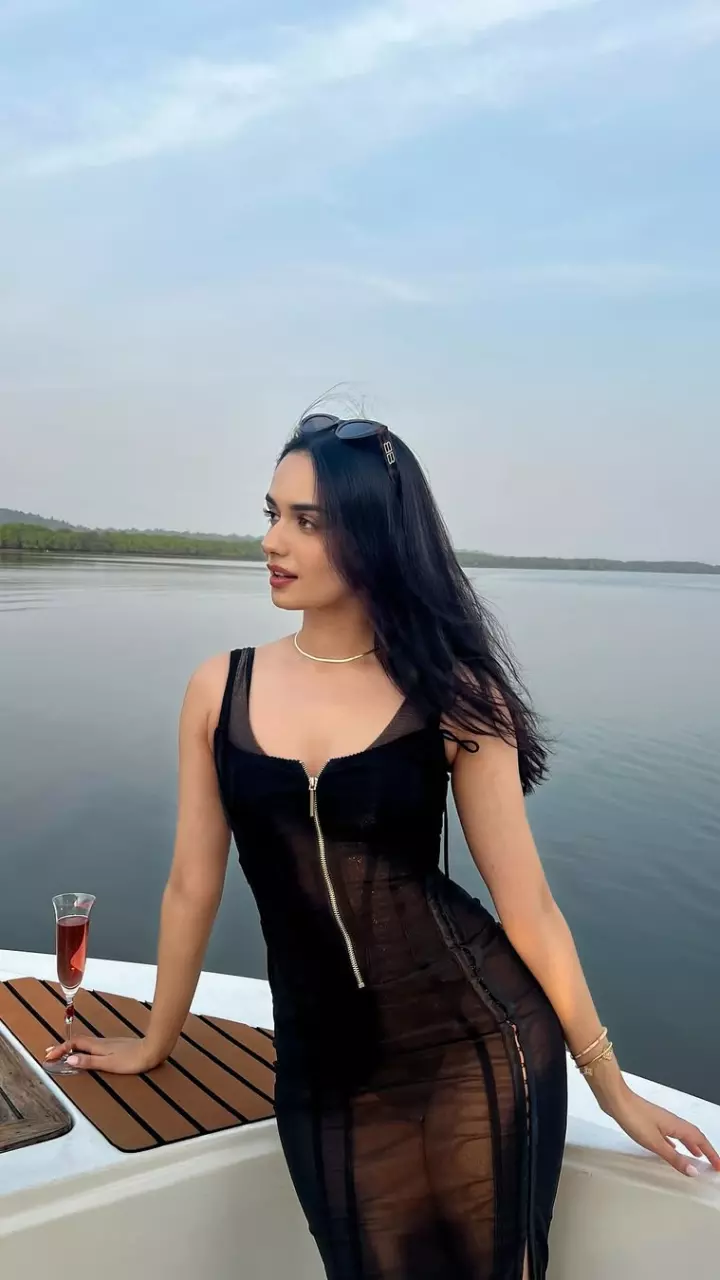 मानुषी छिल्लर ने पानी में लगाई आग