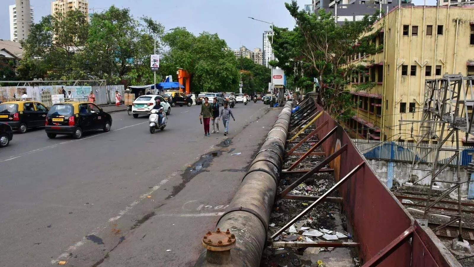 Mumbai: बेलासिस ब्रिज विस्तार के लिए बीएमसी ने शौचालय तोड़ा