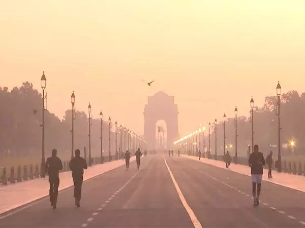 Delhi की वायु गुणवत्ता लगातार तीसरे दिन खराब दर्ज की गई, दृश्यता में सुधार हुआ