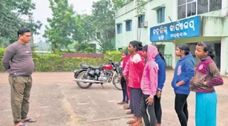 Odisha: खूंटा में स्कूली छात्राएं 10 किमी पैदल चलकर कलेक्टर से मिलीं