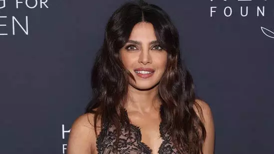 Priyanka Chopra जोनास ने जल्द ही हिंदी फिल्म करने के संकेत दिए