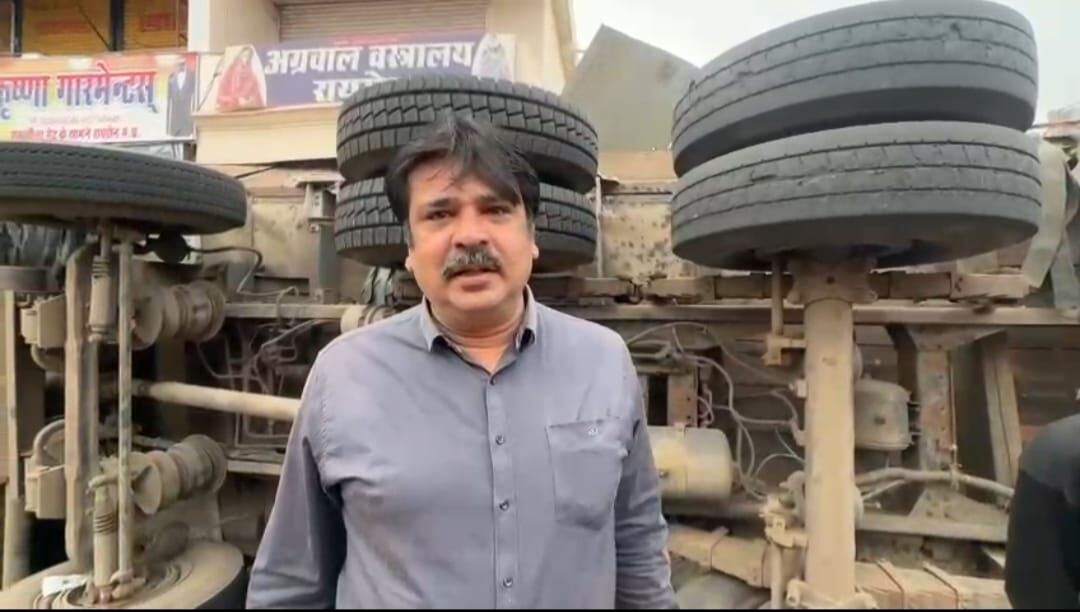 तेज रफ़्तार ओवरलोड धान उपज से भरा Truck पलटकर दो दुकानों के ऊपर पलटा