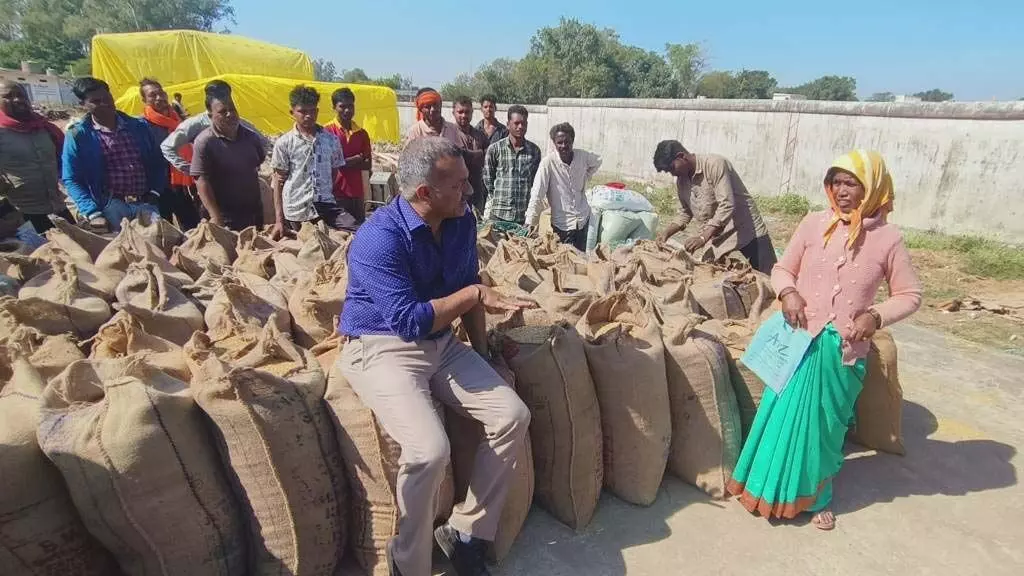 स्वामी आत्मानंद स्कूल का औचक निरीक्षण करने पहुंचे आयुक्त