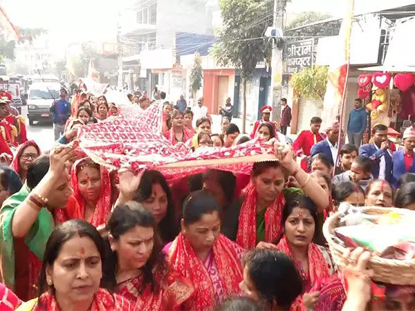 Nepal के प्राचीन शहर जानकी मंदिर में 108 मीटर लंबी चुनरी चढ़ाई गई