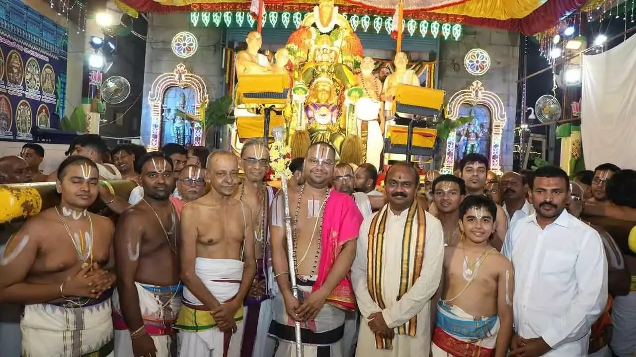 Tiruchanur ब्रह्मोत्सवम: देवी गरुड़ पर सवार हैं, सवभूपाल वाहनम