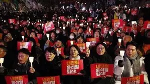 South Korea: यून विरोधी प्रदर्शनकारियों ने देशभर में मोमबत्ती जलाकर रैलियां निकालीं