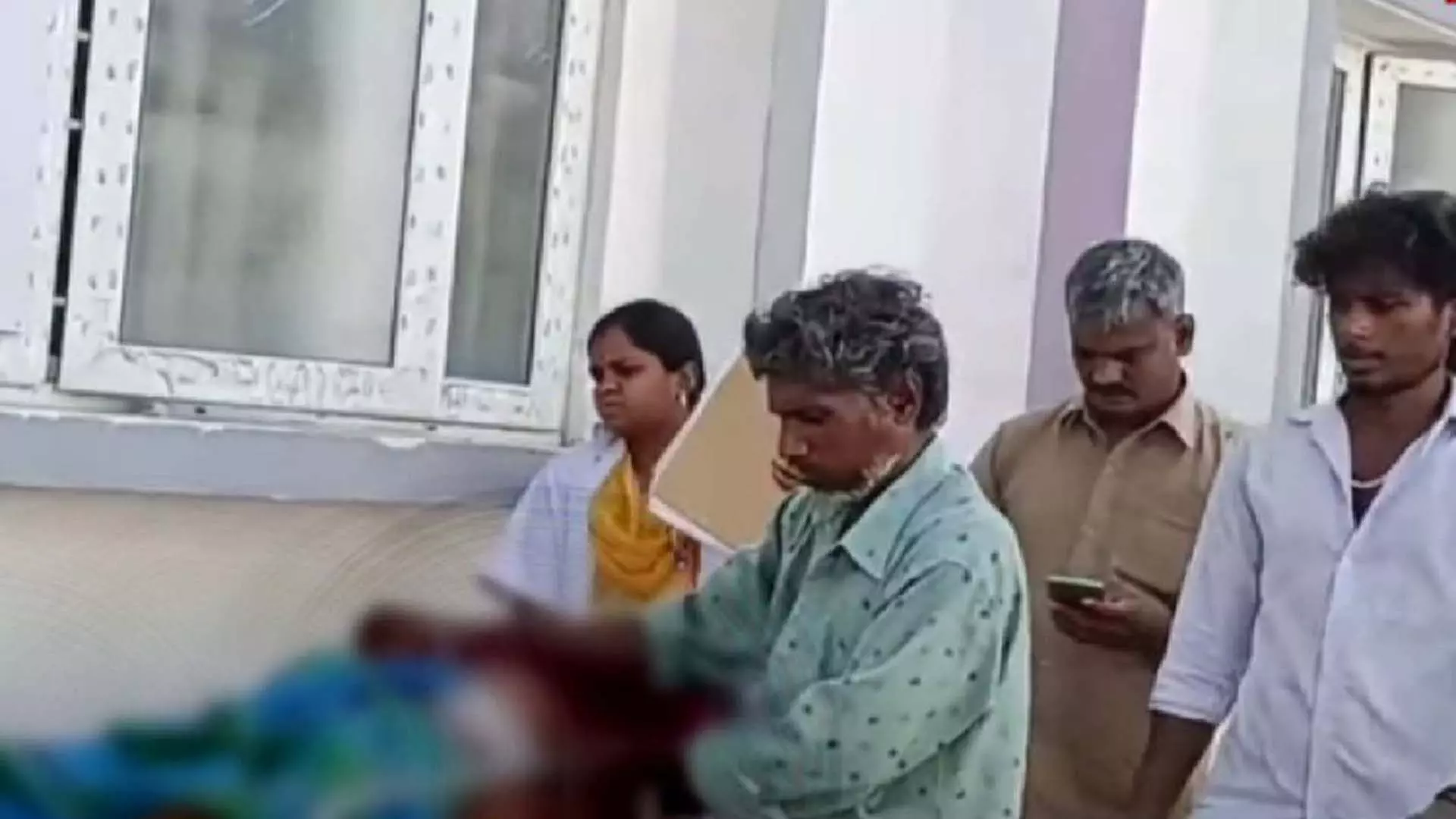 Vellore में जंगल में मवेशी चराते समय एक व्यक्ति गोली लगने से घायल हो गया Vellore में जंगल में मवेशी चराते समय एक व्यक्ति गोली लगने से घायल हो गया