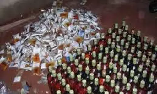 Uttar Pradesh: अवैध शराब के साथ पकड़ा गया शातिर अपराधी Uttar Pradesh: अवैध शराब के साथ पकड़ा गया शातिर अपराधी