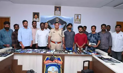 Andhra: पूर्वी गोदावरी पुलिस ने 450 मोबाइल फोन बरामद किए