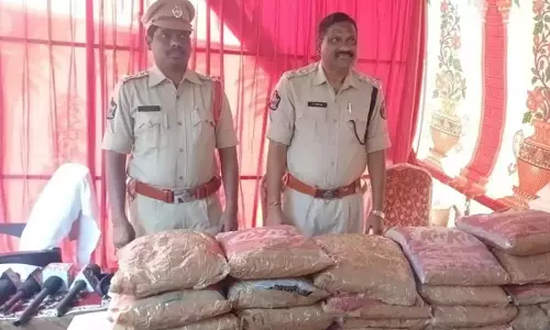 Andhra Pradesh: पुलिस ने 40 किलो गांजा जब्त किया Andhra Pradesh: पुलिस ने 40 किलो गांजा जब्त किया