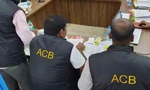 Andhra: एसीबी के अधिकारियों ने एमआरओ को गिरफ्तार किया Andhra: एसीबी के अधिकारियों ने एमआरओ को गिरफ्तार किया