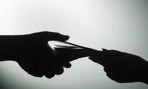 Assam; असम की भ्रष्टाचार निरोधक शाखा ने दरांग में रिश्वत लेते सहायक रजिस्ट्रार को गिरफ्तार किया Assam; असम की भ्रष्टाचार निरोधक शाखा ने दरांग में रिश्वत लेते सहायक रजिस्ट्रार को गिरफ्तार किया