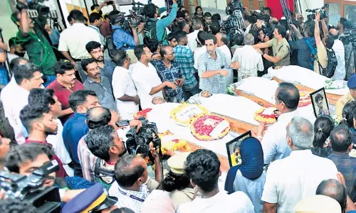 Kerala: अलप्पुझा मेडिकल कॉलेज ने दुर्घटना में मारे गए छात्रों के प्रति शोक जताया Kerala: अलप्पुझा मेडिकल कॉलेज ने दुर्घटना में मारे गए छात्रों के प्रति शोक जताया