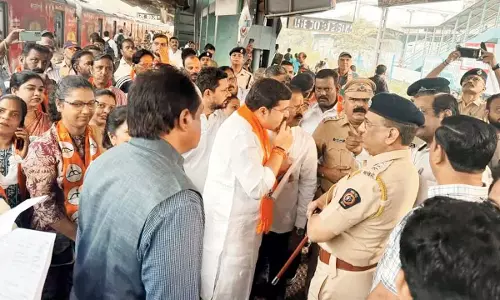 Mumbai: क्या समय आ गया है सभी फास्ट ट्रेनों को एसी लोकल में बदलने का?