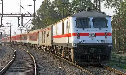 ट्रेन को बम से उड़ाने की धमकी: कंट्रोल रूम में खलबली, जांच में मिला पटाखा ट्रेन को बम से उड़ाने की धमकी: कंट्रोल रूम में खलबली, जांच में मिला पटाखा