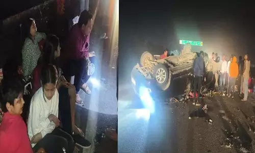 इनोवा कार हादसे का शिकार, 6 लोग घायल, मच गई चीख-पुकार इनोवा कार हादसे का शिकार, 6 लोग घायल, मच गई चीख-पुकार