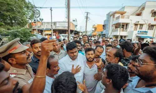 बाढ़ से हुए नुकसान के लिए 2 हजार कैसे पर्याप्त ? 10,400 दीजिए.. सरकार से अनुरोध बाढ़ से हुए नुकसान के लिए 2 हजार कैसे पर्याप्त ? 10,400 दीजिए.. सरकार से अनुरोध