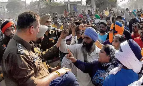 Illegal ट्रीटमेंट प्लांट के खिलाफ प्रदर्शन से यातायात व्यवस्था चरमरा गई Illegal ट्रीटमेंट प्लांट के खिलाफ प्रदर्शन से यातायात व्यवस्था चरमरा गई