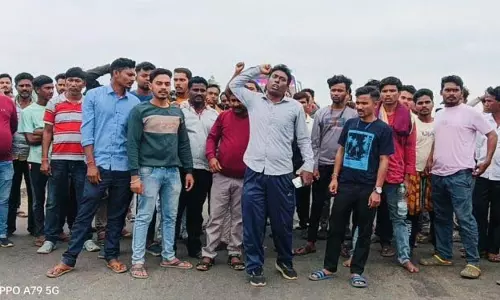 Odisha कालाहांडी में सिंचाई सुविधा की मांग को लेकर किसानों ने NH-26 जाम किया