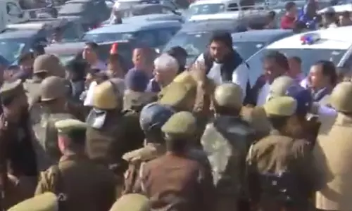 राहुल गांधी के काफिले को रोका गया, कड़ी सुरक्षा राहुल गांधी के काफिले को रोका गया, कड़ी सुरक्षा