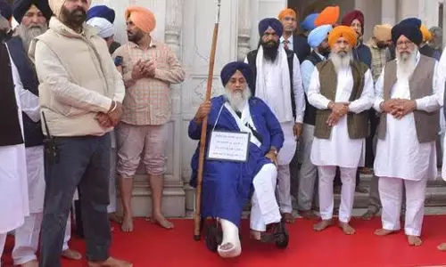 Sukhbir, दधिंडसा स्वर्ण मंदिर में सेवादार की भूमिका Sukhbir, दधिंडसा स्वर्ण मंदिर में सेवादार की भूमिका
