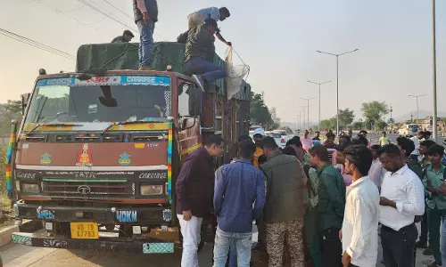 Giridih: निमियाघाट में प्रतिबंधित मांगुर मछली लदा ट्रक जब्त Giridih: निमियाघाट में प्रतिबंधित मांगुर मछली लदा ट्रक जब्त