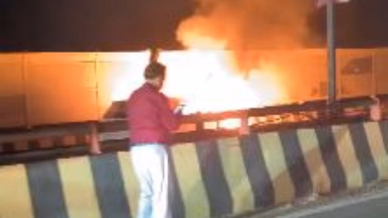 Delhi: दो कारों के बीच भीषण टक्कर में लगी आग, एक की मौत  कई घायल