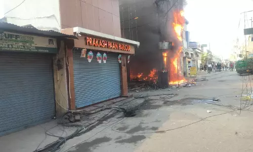 Ranchi: लालजी-हिरजी रोड स्थित बिल्डिंग में लगी आग, घटना के बाद मौके पर अफरा-तफरी मची Ranchi: लालजी-हिरजी रोड स्थित बिल्डिंग में लगी आग, घटना के बाद मौके पर अफरा-तफरी मची