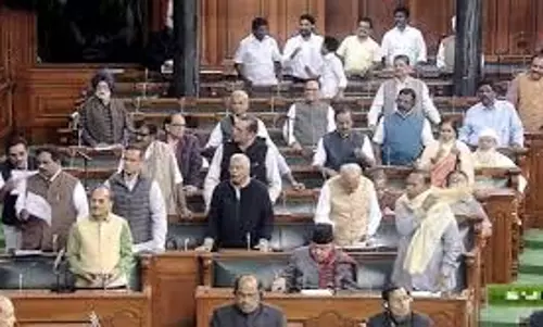 सरकार के साथ गतिरोध खत्म करने के एक दिन बाद विपक्ष ने लोकसभा से वॉकआउट किया सरकार के साथ गतिरोध खत्म करने के एक दिन बाद विपक्ष ने लोकसभा से वॉकआउट किया
