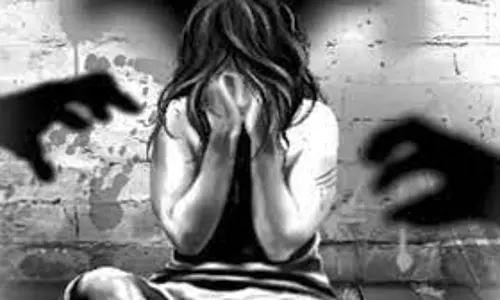 Meerut: तलाकशुदा महिला से पांच दोस्तों ने सामूहिक दुष्कर्म , रुपये छीनने का आरोप Meerut: तलाकशुदा महिला से पांच दोस्तों ने सामूहिक दुष्कर्म , रुपये छीनने का आरोप