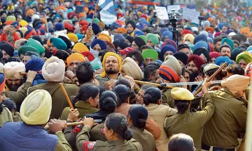 Budha Nala कार्यकर्ताओं ने रंगाई इकाइयों की ओर किया मार्च
