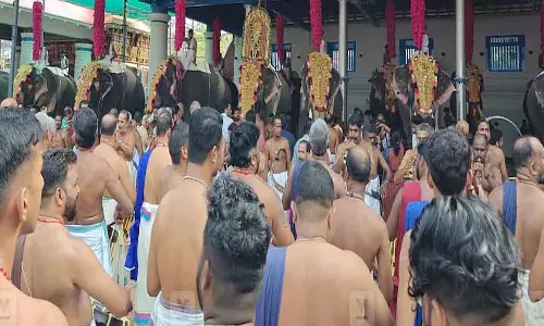 Kerala : परेड के दौरान दूरी के नियमों का उल्लंघन करने का मामला दर्ज