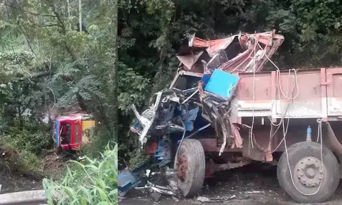 Kerala : कोल्लम के आर्यंकावु में सबरीमाला बस लॉरी से टकराकर खाई में गिरी