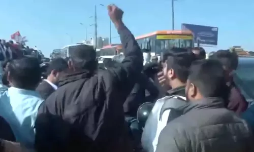 राहुल गांधी का काफिला वापस लौटा: जाम में फंसे लोग भड़के, कांग्रेस कार्यकर्ताओं के साथ झड़प राहुल गांधी का काफिला वापस लौटा: जाम में फंसे लोग भड़के, कांग्रेस कार्यकर्ताओं के साथ झड़प
