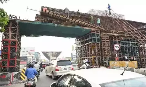Avinasi रोड फ्लाईओवर से एक कार पर कंक्रीट का बड़ा टुकड़ा गिरा: लोगों में डर